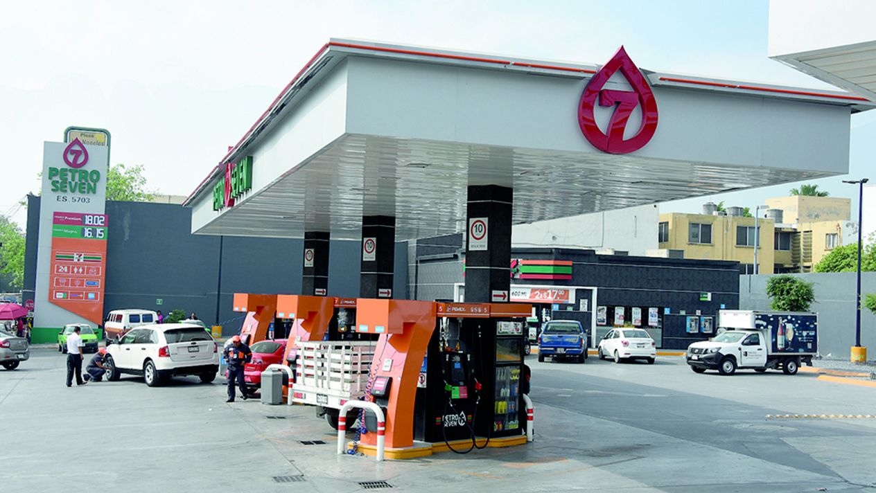 Supera Oxxo Gas a Petro-7 en gasolineras